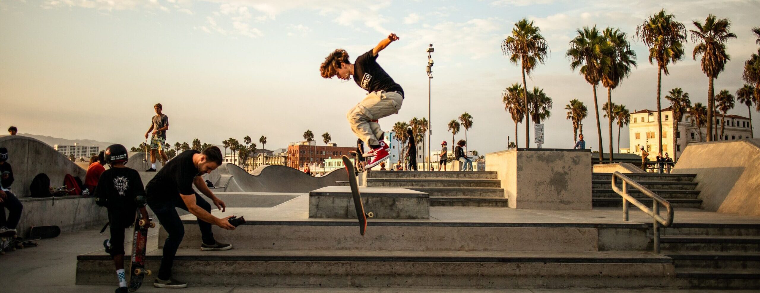 Homme réalisant une figue de skate dans un skatepark